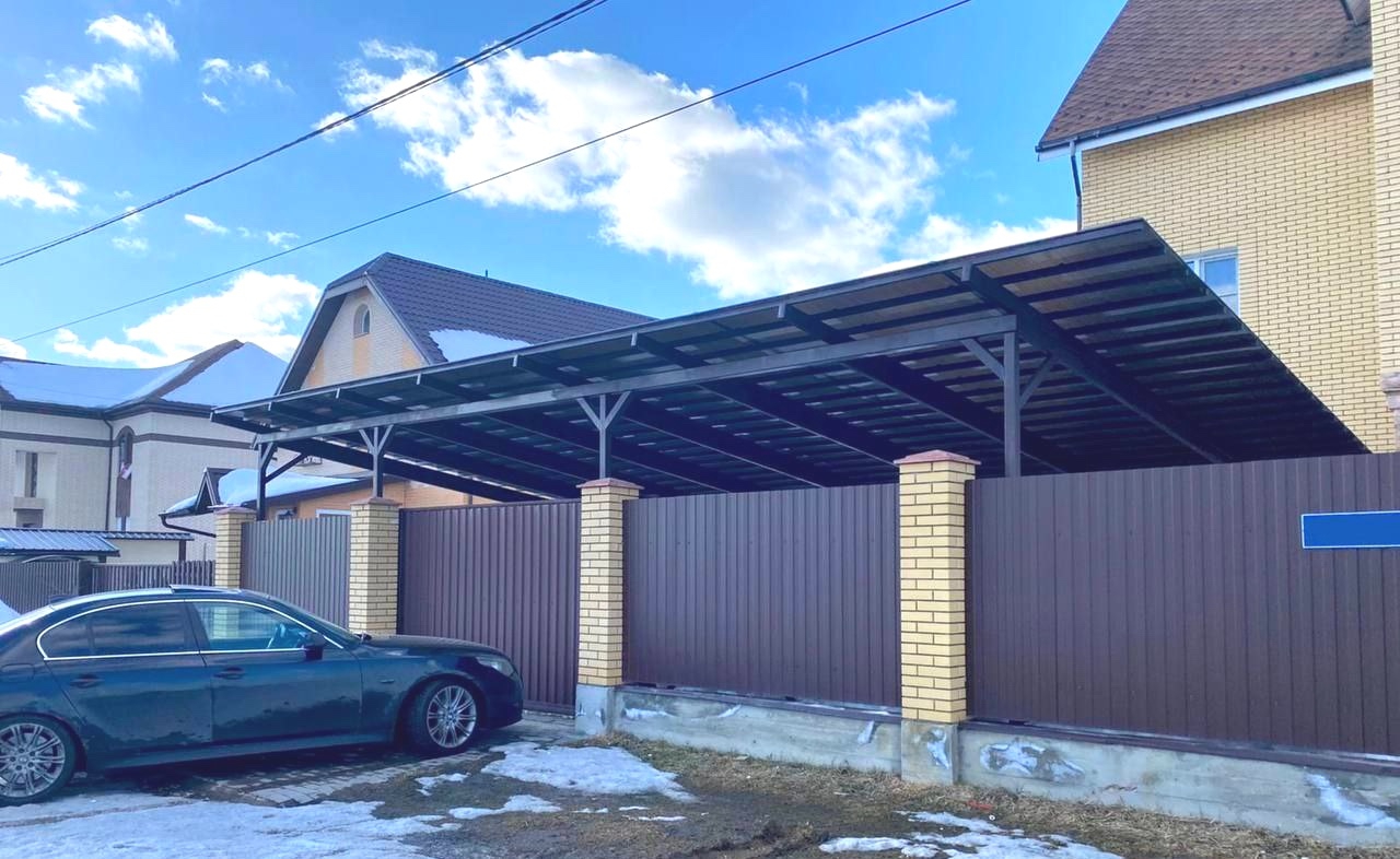 Односкатный автонавес из поликарбоната в стиле хай-тек для автомобиля с закрытыми боковинами