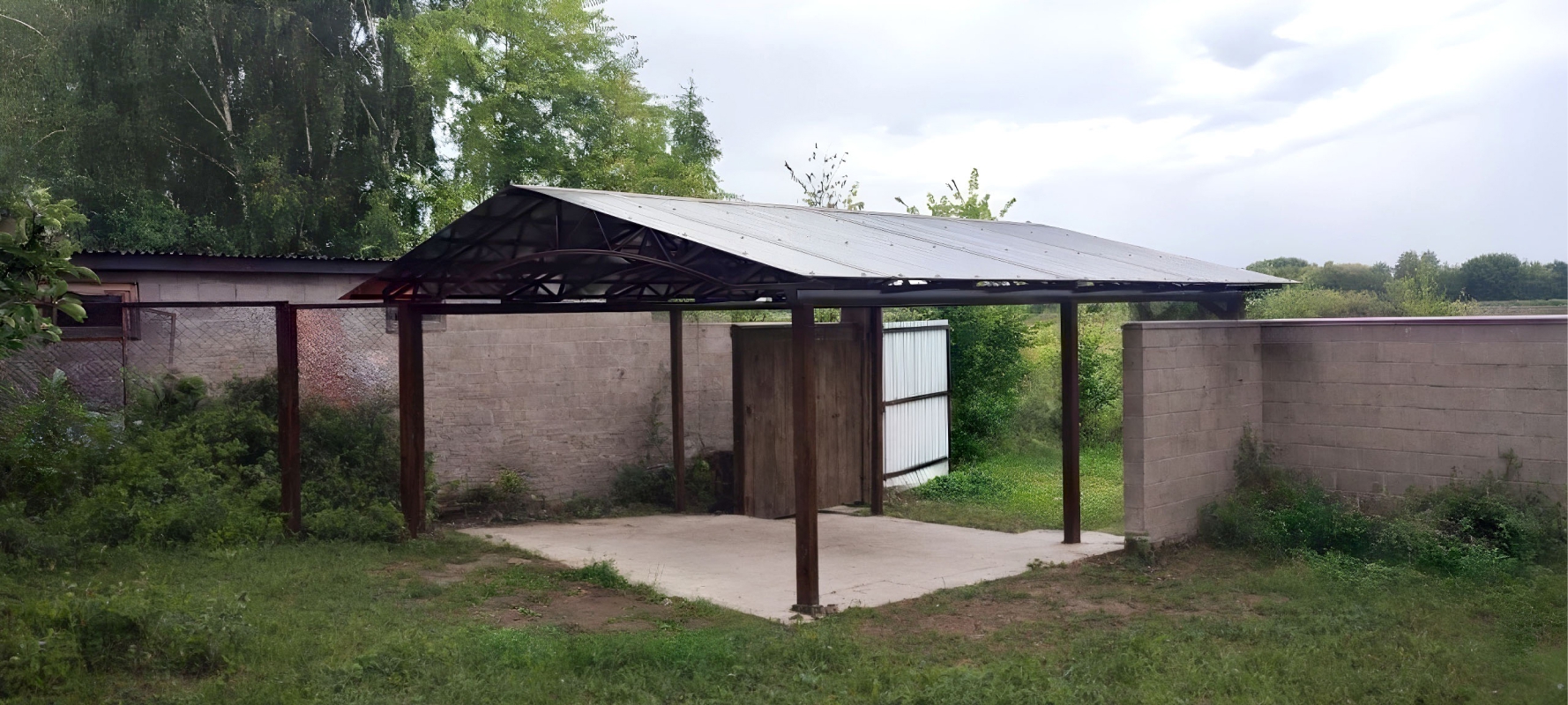 Двускатный навес с поликарбонатом для автомобиля Двускатный навес с поликарбонатом для автомобиля