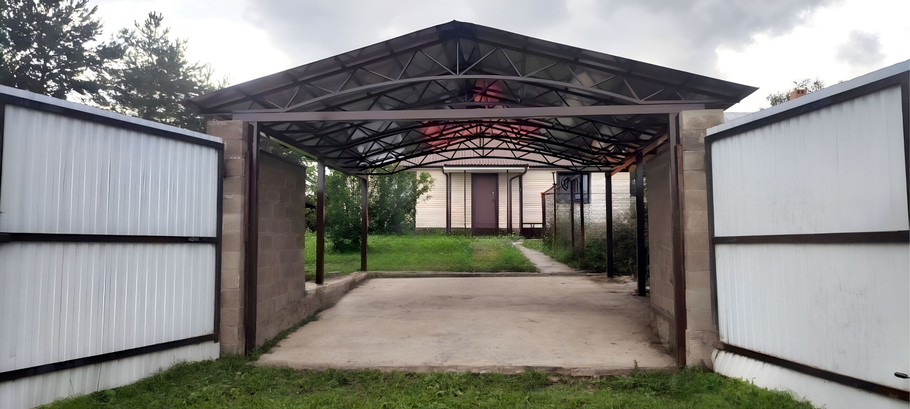 Односкатный автонавес из поликарбоната в стиле хай-тек для автомобиля с закрытыми боковинами