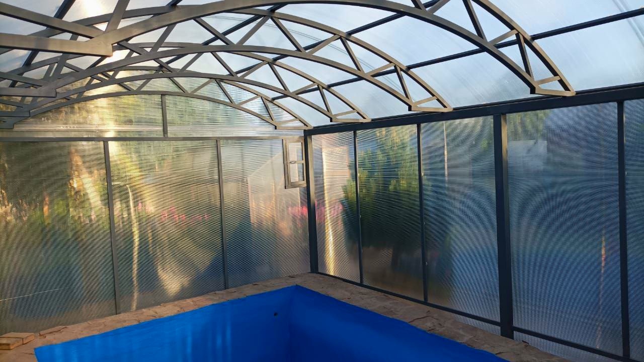 Односкатный автонавес из поликарбоната в стиле хай-тек для автомобиля с закрытыми боковинами