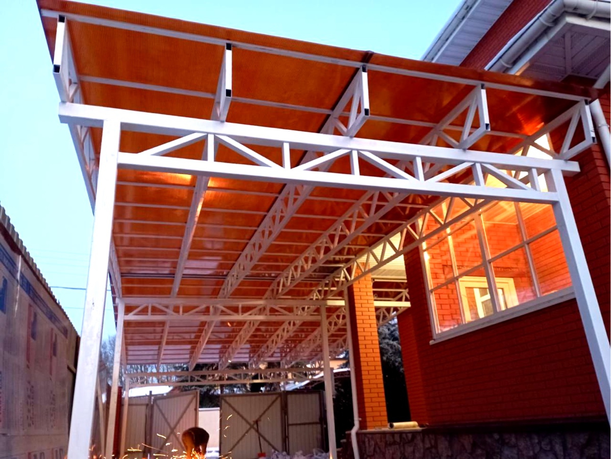 Навес для двора загородного дома Двускатный навес с поликарбонатом для автомобиля