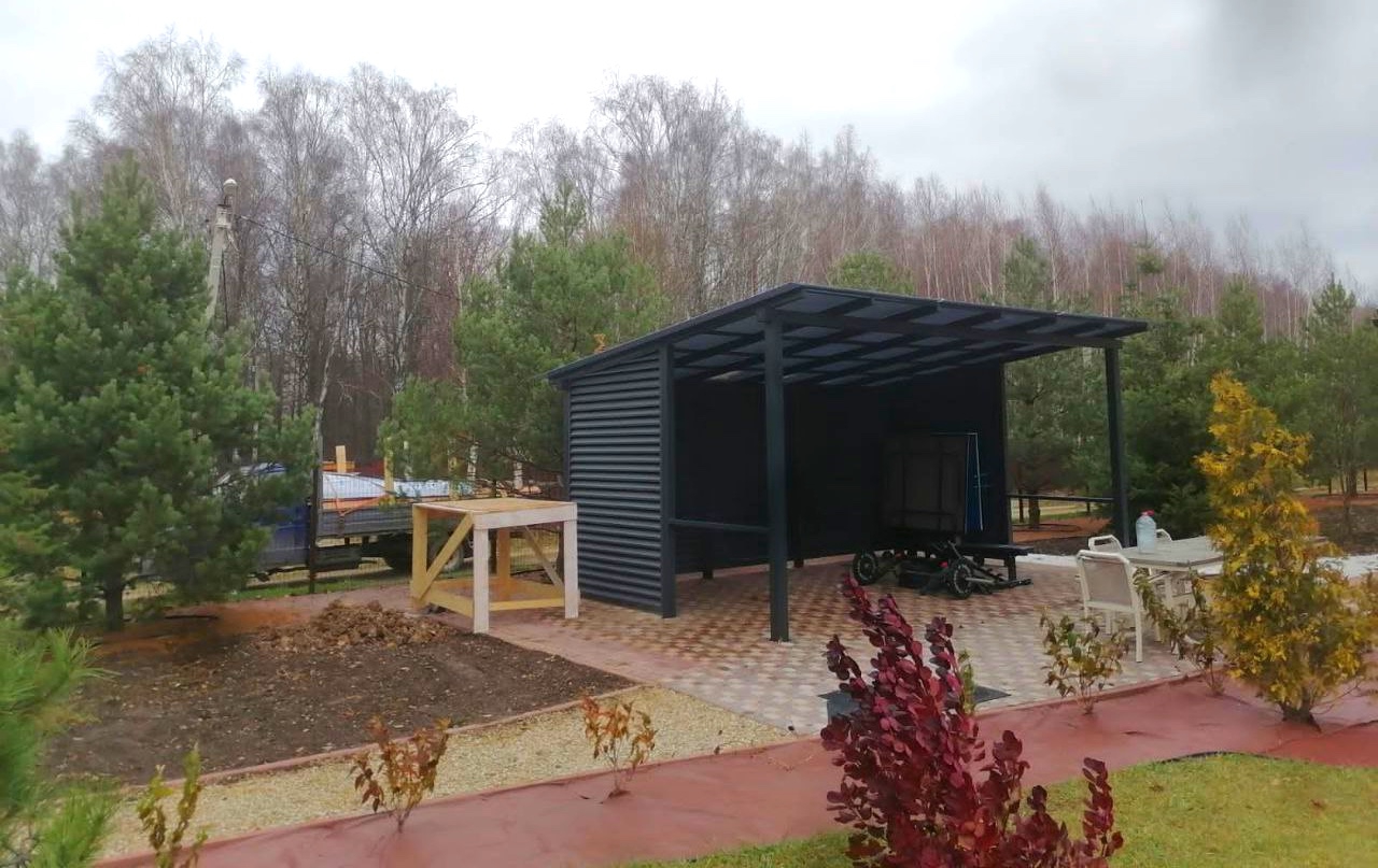 Односкатный автонавес из поликарбоната в стиле хай-тек для автомобиля с закрытыми боковинами