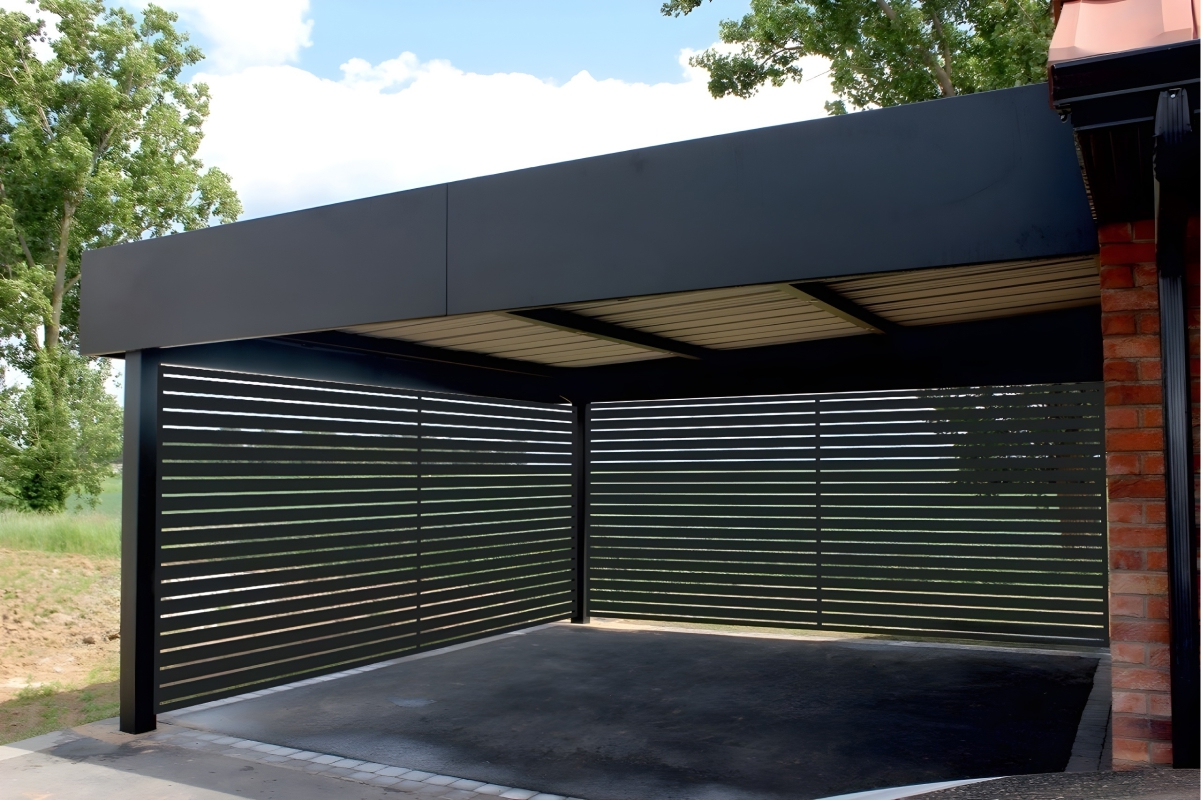 Односкатный автонавес из поликарбоната в стиле хай-тек для автомобиля с закрытыми боковинами